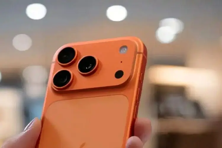 سوراخ کوچک کنار دوربین آیفون چه کاربردی دارد؟