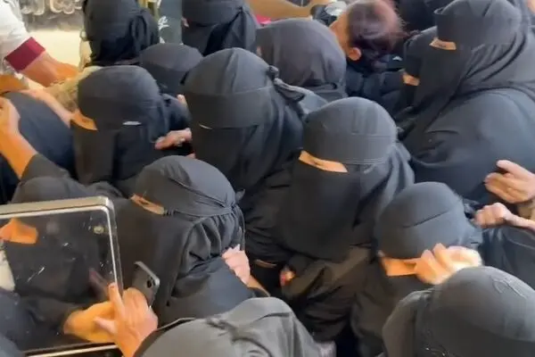 هجوم زنان عربستانی شیشه فروشگاه را شکست