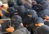 هجوم زنان عربستانی شیشه فروشگاه را شکست