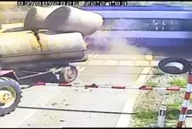 لحظه برخورد قطار مسافربری با تراکتور حامل کاه