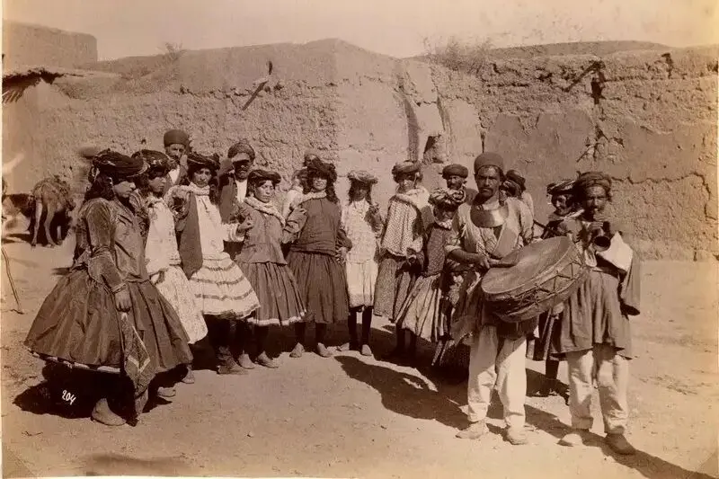 سفر به عصر قاجار؛ از «درویش وافورکش» تا «معلق زدن پسر رقاص»