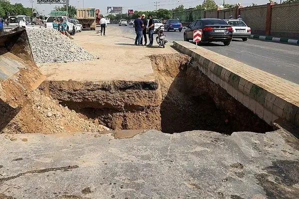 تصاویر؛ ترکیدگی خط لوله آب اصلی مشهد
