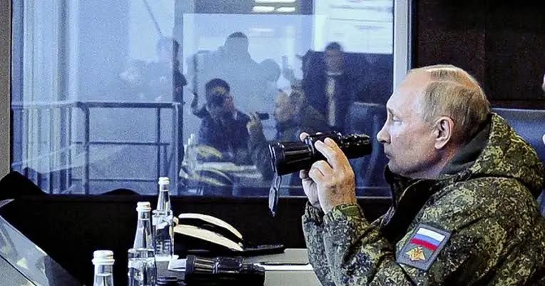 پوتین با پوشیدن یونیفرم نظامی به مرز اوکراین رفت