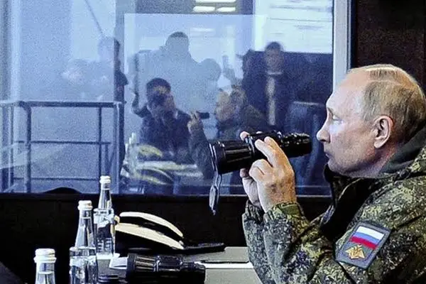 پوتین با پوشیدن یونیفرم نظامی به مرز اوکراین رفت