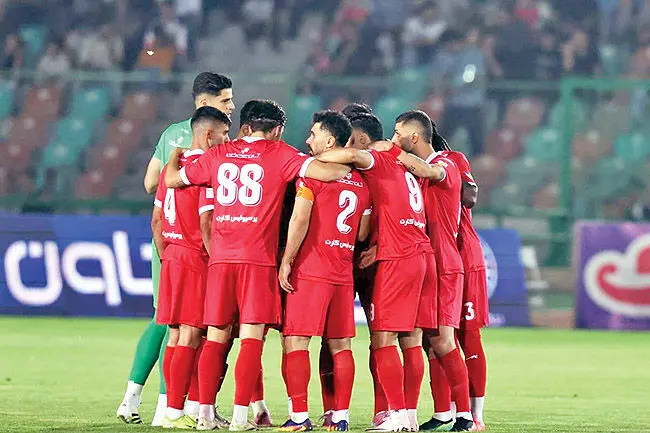 ابهامات اردوگاه سرخ؛ چهار «چرا» در پرسپولیس

