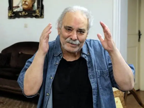 بی قراری نوه محمد کاسبی در مراسم خاکسپاری