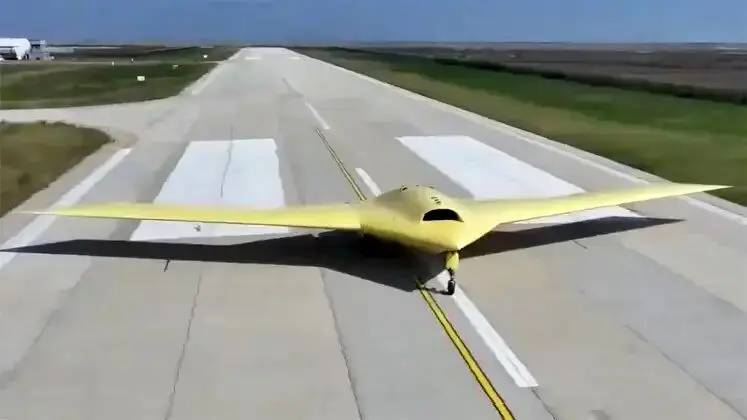 اولین پرواز بمب‌افکن بدون‌سرنشین CH-۷ چین