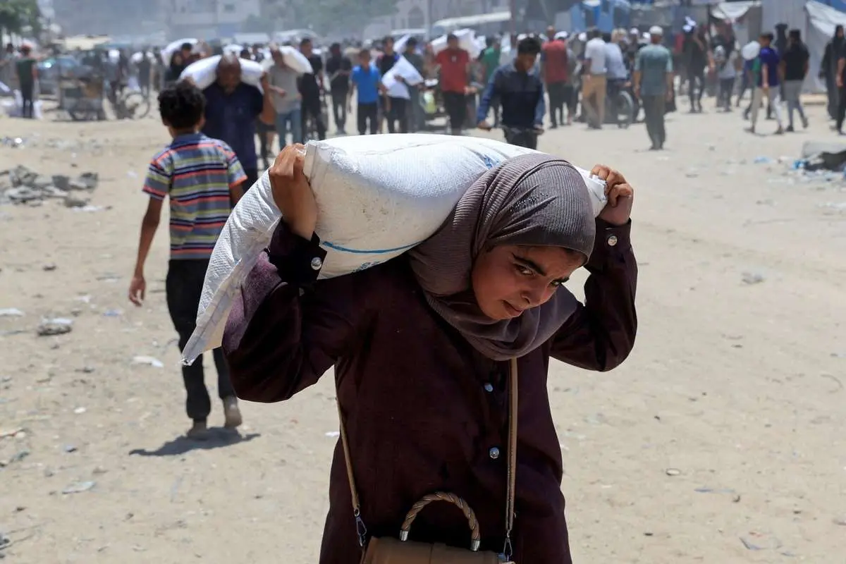 ببینید؛ استفاده خانواده فلسطینی از آرد فاسد با کپک و حشرات