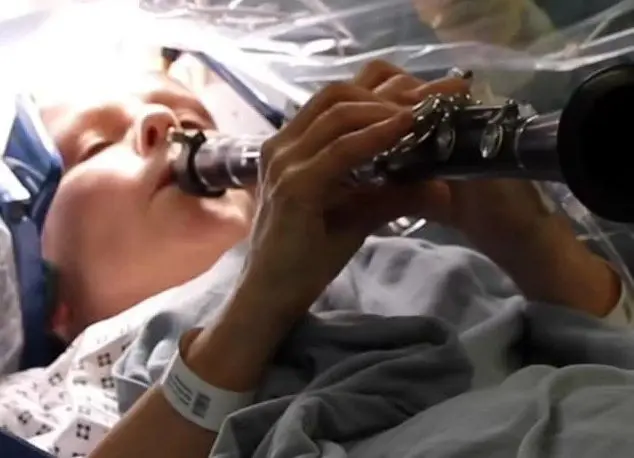 ببینید؛ بیمار مبتلا به پارکینسون، حین عمل جراحی مغز کلارینت نواخت