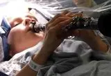 ببینید؛ بیمار مبتلا به پارکینسون، حین عمل جراحی مغز کلارینت نواخت