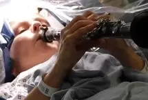 ببینید؛ بیمار مبتلا به پارکینسون، حین عمل جراحی مغز کلارینت نواخت