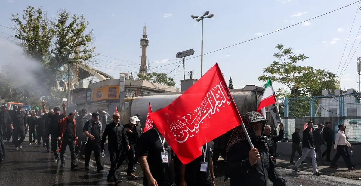 نمایی از پل کالج هنگام برگزاری مراسم تشییع پیکر رهبر انقلاب