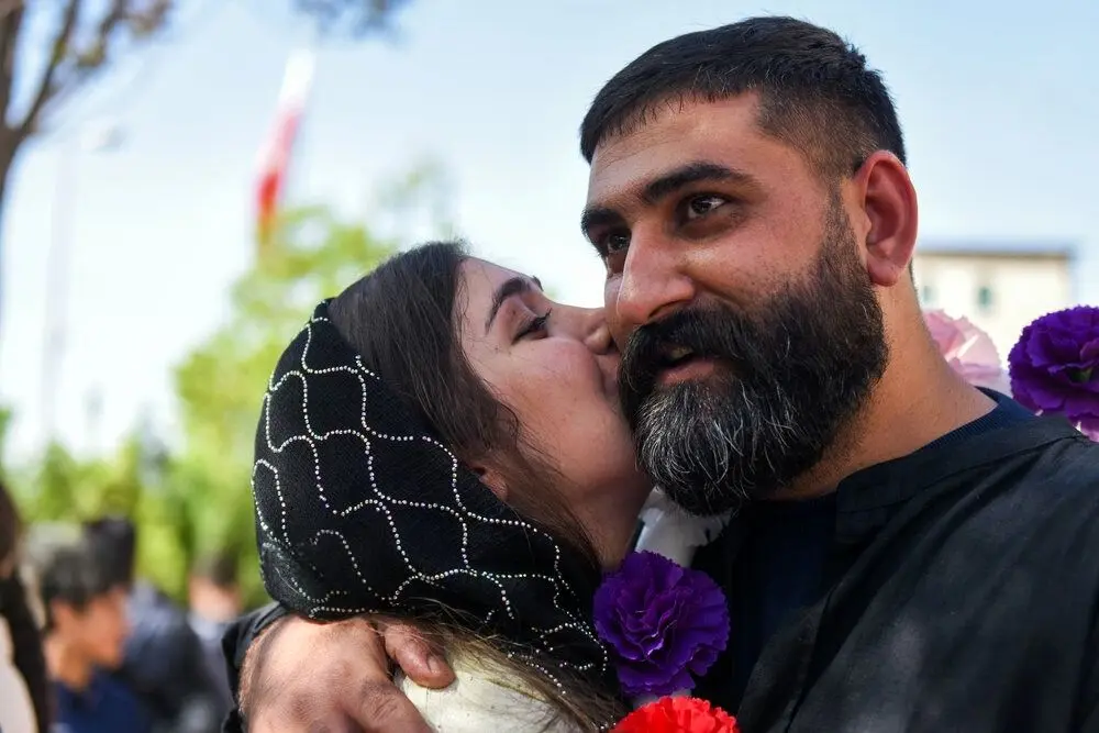 تصاویر؛ استقبال پرشور از خدمه بازمانده ناوشکن دنا در شیراز