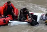 نجات نفس‌گیر سرنشینان خودروی غرق شده در سیل