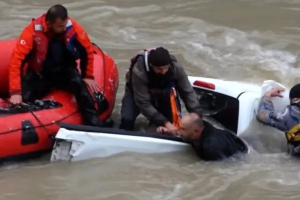 نجات نفس‌گیر سرنشینان خودروی غرق شده در سیل