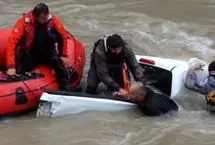 نجات نفس‌گیر سرنشینان خودروی غرق شده در سیل