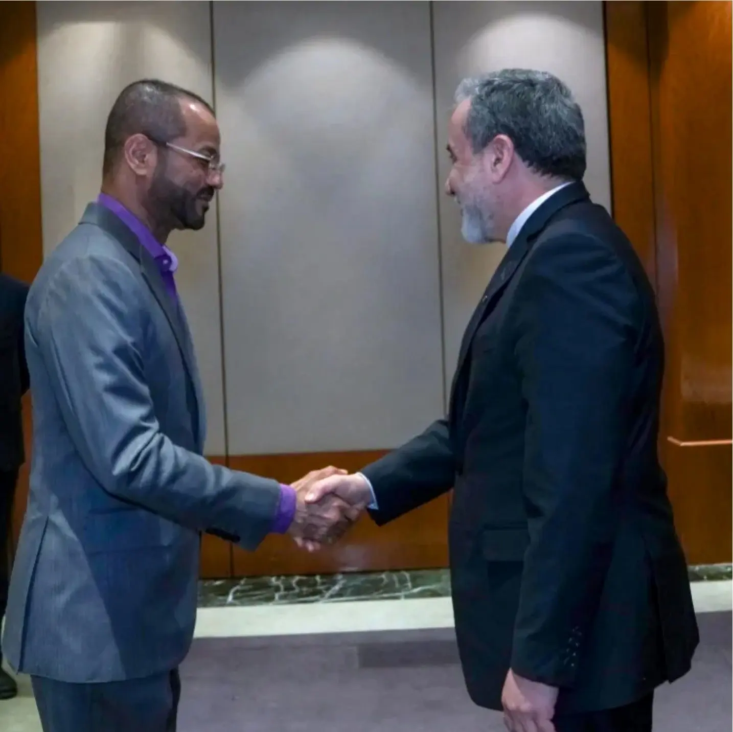 رایزنی تلفنی عراقچی با همتای عمانی/ استقبال تهران از هر گونه تلاش برای کاهش تنش
