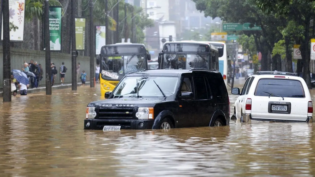 ببینید؛ نجات معجزه‌آسای راننده گرفتار در سیل