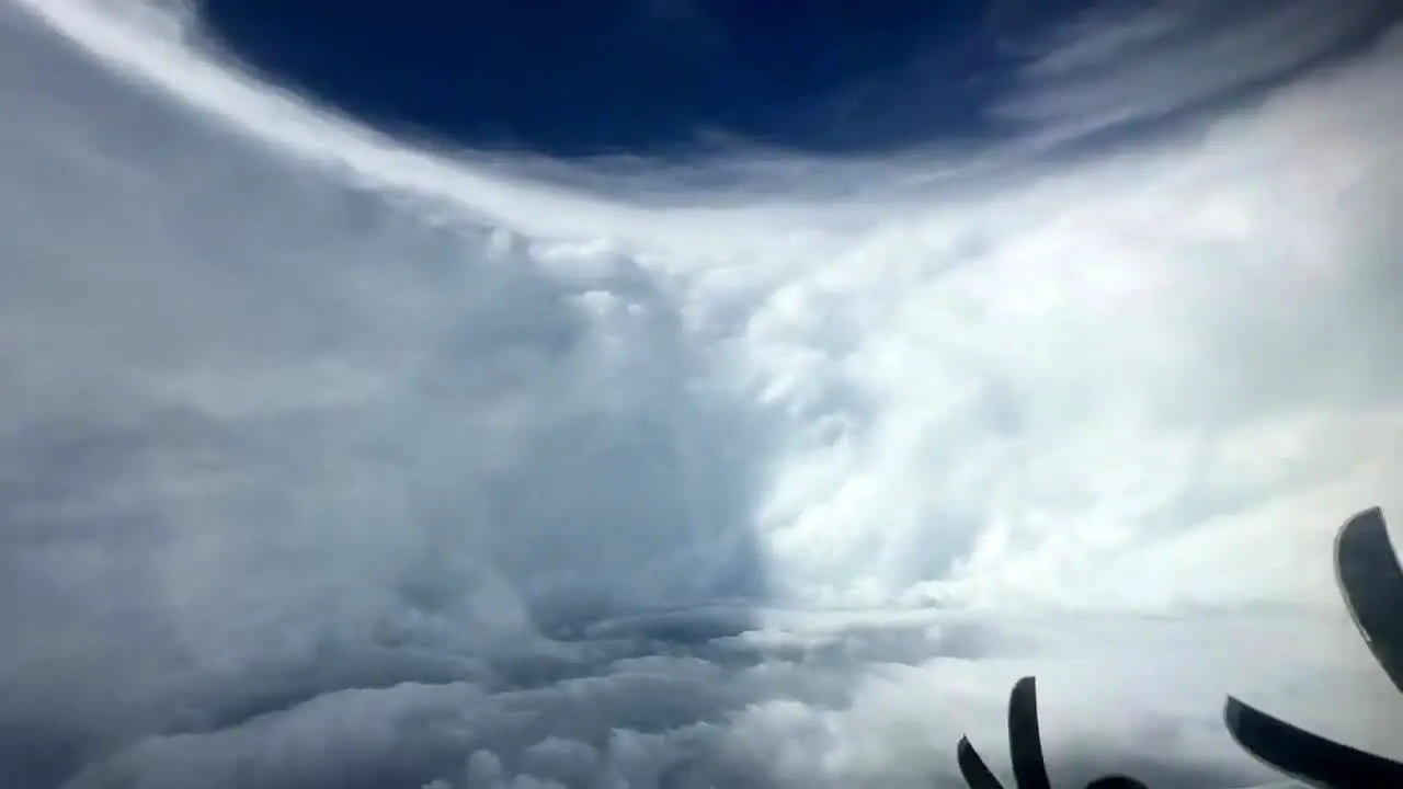 نمایی خیره‌کننده از درون چشم طوفان ملیسا