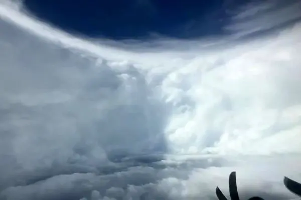 نمایی خیره‌کننده از درون چشم طوفان ملیسا