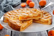 طرز تهیه پای زردآلو؛ پای پنیریِ میوه‌ای با بافت نرم و روکش کرانچ

