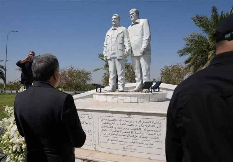 ادای احترام عراقچى به مقام شهیدان قاسم سلیمانى و ابومهدی المهندس