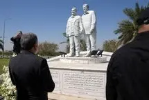 ادای احترام عراقچى به مقام شهیدان قاسم سلیمانى و ابومهدی المهندس