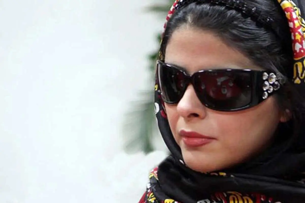 مریم حیدرزاده با ژست کلاسیکِ دهه شصتی