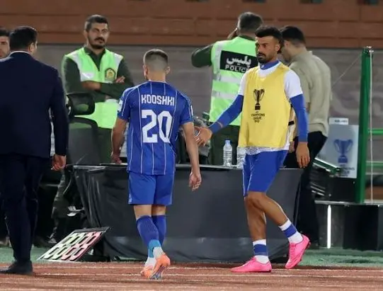 اخراج بی‌موقع کوشکی در بازی استقلال مقابل الوحدات