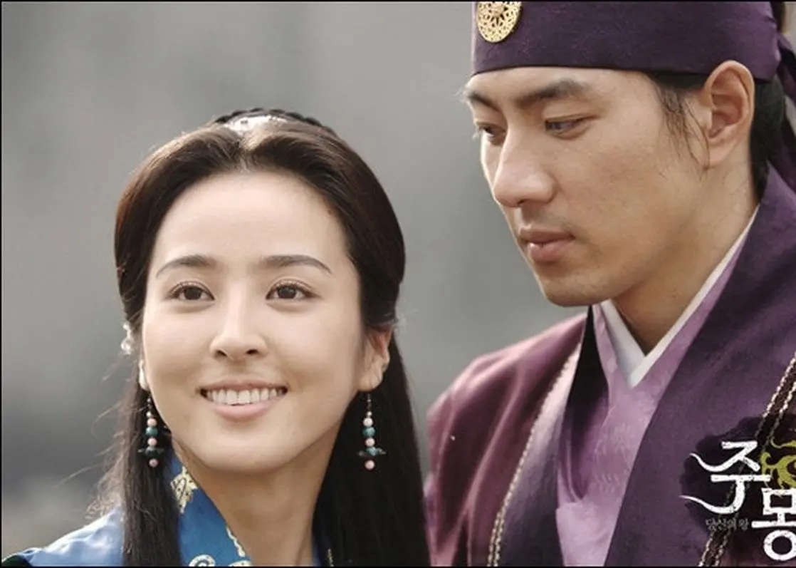 «سوسانو» در حال امضا دادن به یک هوادار در پشت‌صحنه سریال «جومونگ» 