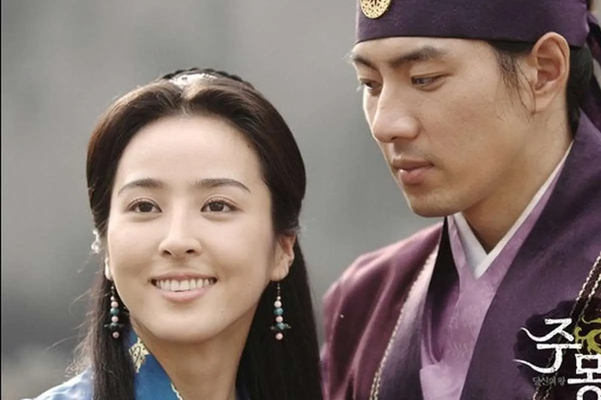 «سوسانو» در حال امضا دادن به یک هوادار در پشت‌صحنه سریال «جومونگ» 