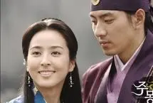 «سوسانو» در حال امضا دادن به یک هوادار در پشت‌صحنه سریال «جومونگ» 