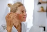 راهکارهای مؤثر برای مقابله با خشکی پوست در دوران پیری