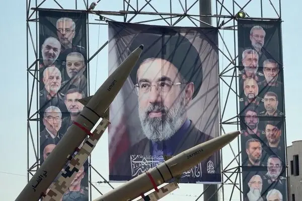 نمایش ماکت موشک‌های ایرانی و پهپاد شاهد در تهران