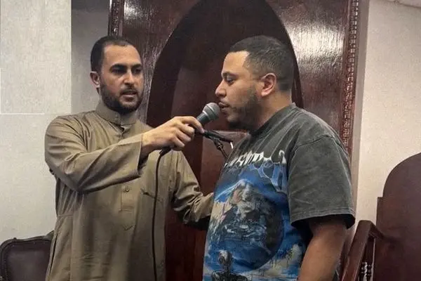 جوان آمریکایی مسلمان شد