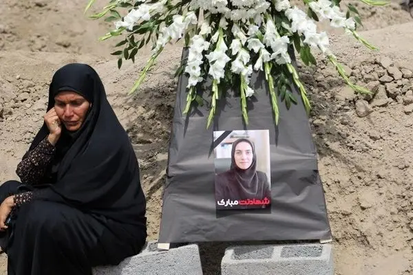 تصاویر؛ مراسم تشییع پیکر دانش‌آموزان مینابی