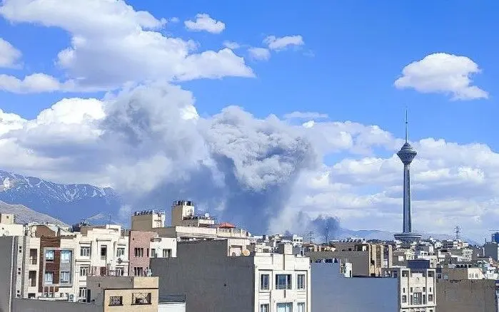 اتش سوزی در شریعتی تهران پس از بمباران هوایی