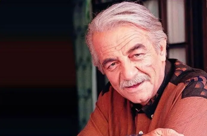 «منوچهر نوذری» 34 ساله در کنار «بهروز وثوقی» در مراسم اهدای جوایز سینمایی