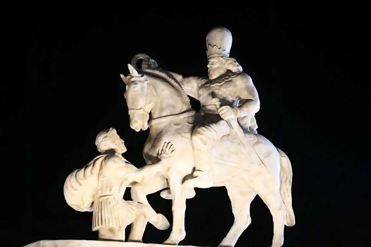 مجسمه شاپور اول، پادشاه ساسانی در ورودی تهران نصب می‌شود
