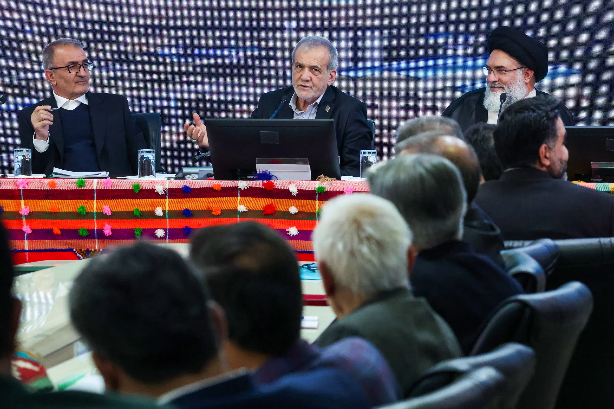 پزشکیان: یقه تاجگردون را بگیرید؛ بودجه را او تقسیم می‌کند! 