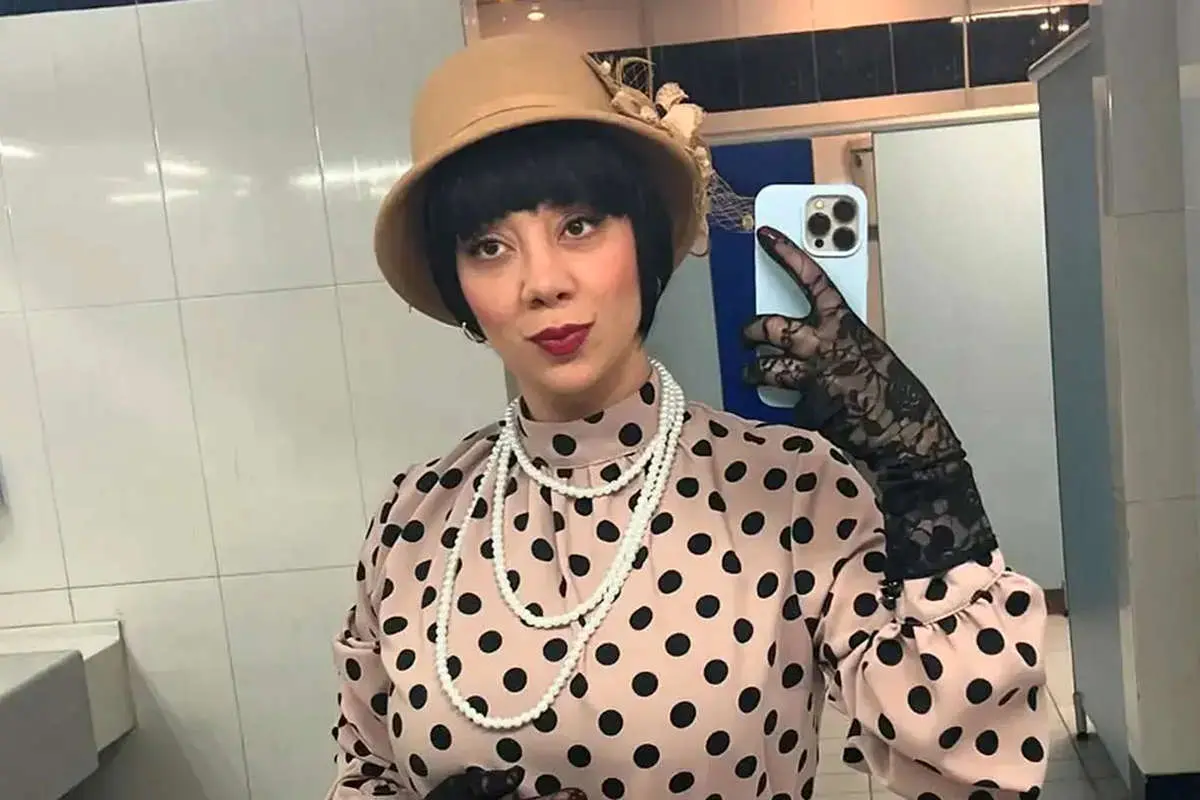 گریم بامزه آذین نظری در کمدی «قتل آقای هاورشام»؛ خانم فلورانس با کلاه‌گیس