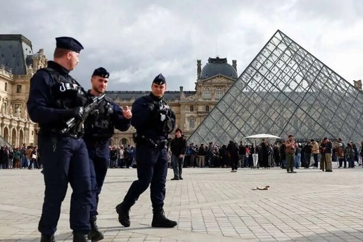 اولین تصویر از سارقان ۷ دقیقه‌ای موزه لوور

