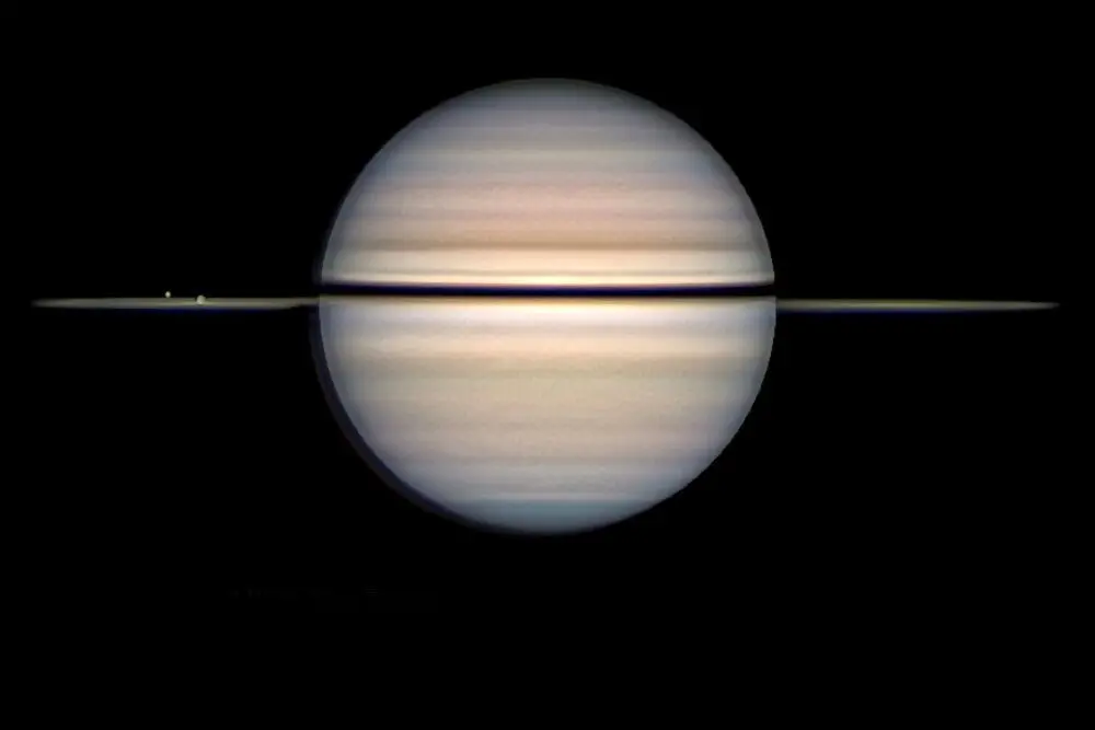 عبور دو قمر یخی از مقابل حلقه‌های زحل