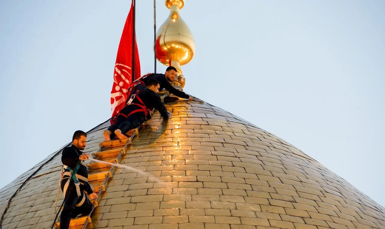 شست‌وشوی گنبد حرم حضرت عباس(ع)
