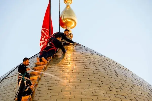 شست‌وشوی گنبد حرم حضرت عباس(ع)