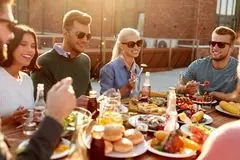 ۸ ویژگی دوستانی که از خانواده نزدیکترند!