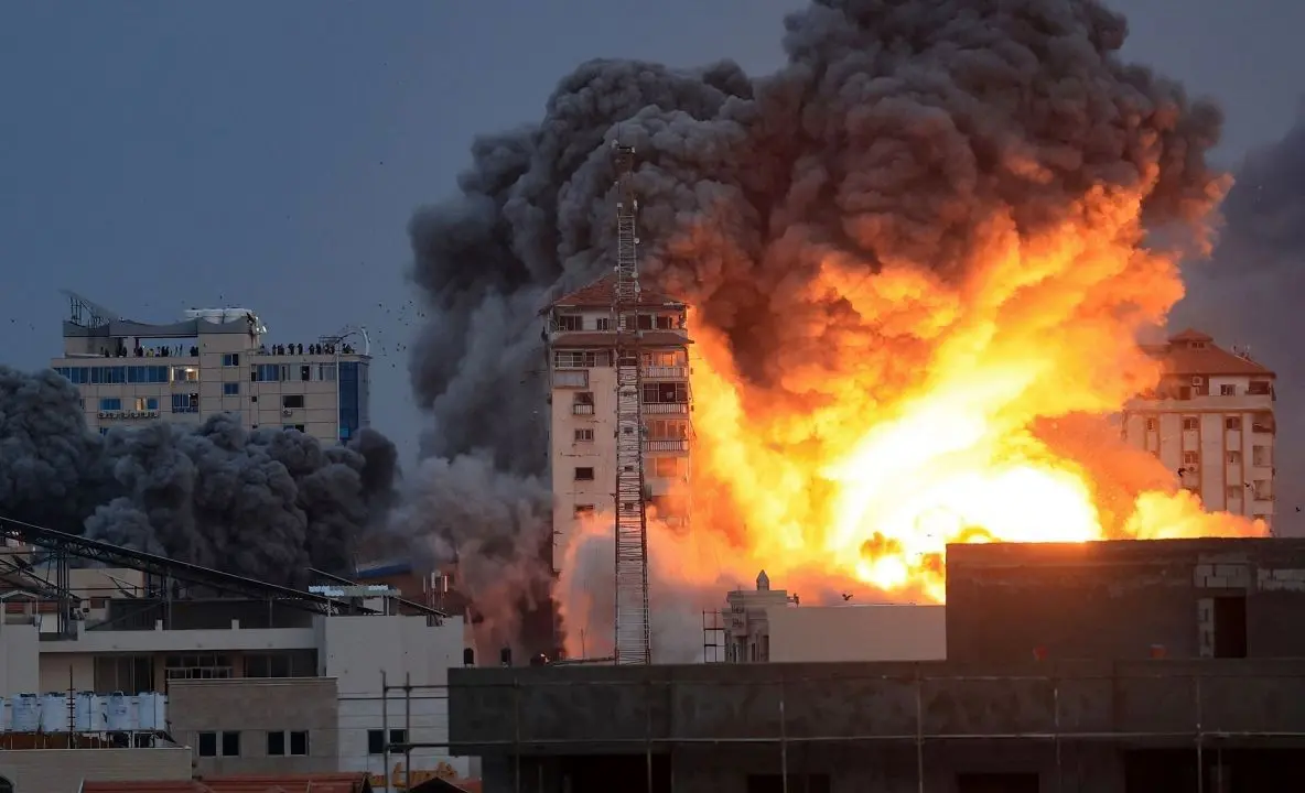 لحظه اصابت موشک اسرائیلی به غزه