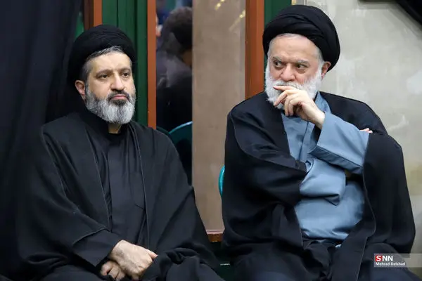 عکس؛ اذان گفتن فرزند رهبر شهید در گوش نوزاد