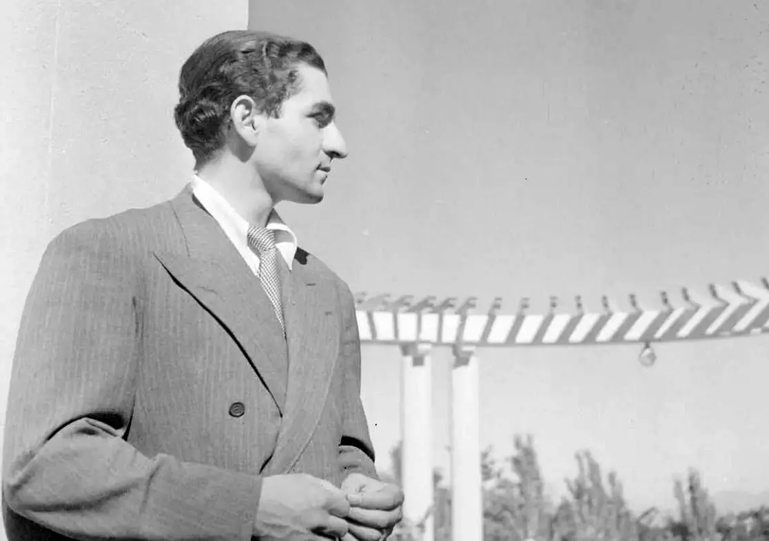 «محمدرضا پهلوی» سوار بر جگوار ای تایپ در انگلیس؛ سال 1341