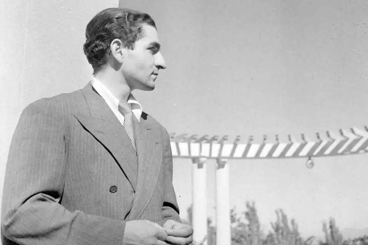 «محمدرضا پهلوی» سوار بر جگوار ای تایپ در انگلیس؛ سال 1341